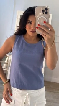 Blusa Regata Marta Decote Canoa E Botões No Posterior