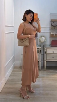 Vestido Midi Decote V Victoria Recorte Vazado Lateral