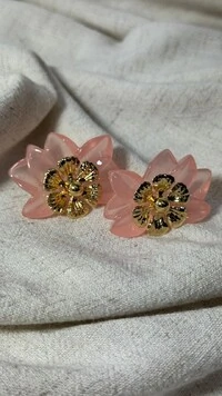 Brinco Flor Dupla Resinada Com Detalhe Dourado