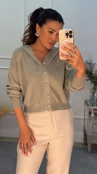 Cardigan Curto Tricot Com Capuz Karla Botão De Flor Com Pé