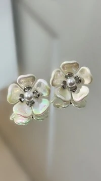 Brinco Grande De Flor Resinado Detalhe De Pérola