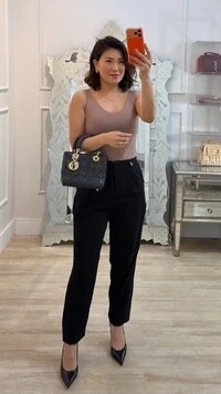 Calça Cenoura Fernanda Detalhe Martingalê No Cós
