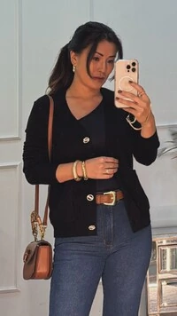 Cardigan Curto Tricot Denise Botões Cravejados E Bolsos Quadrados