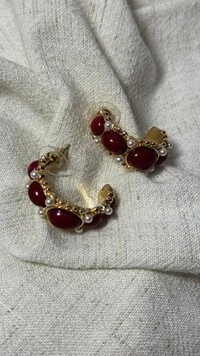 Brinco Argola Média Com Bolotas Resinadas E Mini Pérolas