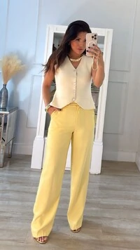 Colete Tricot Samira Botões Resinados Com Detalhe Dourado