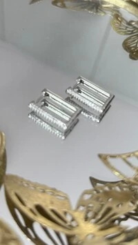 Brinco Médio Retangular Fino Com Strass