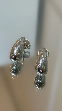 Gota Pequena Achatada Com Detalhes Cravejados Em Strass