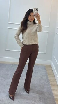 Calça Flare Nervura Frontal Rosa Pala Larga Com Recorte