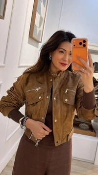 Jaqueta Casaco Curta Suede Maysa Bolsos Fake Com Lapela E Zíper