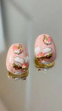 Brinco Oval Dourado Com Detalhe Texturizado De Flor