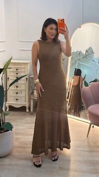 Vestido Longo Tricot Detalhe Paetê Selena Decote Em U Profundo Posterior