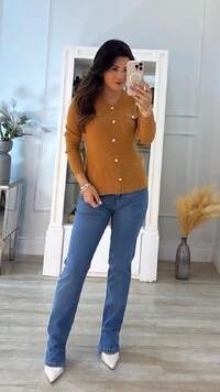Suéter Tricot Canelado Carol Com Botões De Flor Em Pérola
