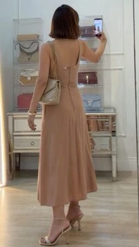 Vestido Midi Decote V Victoria Recorte Vazado Lateral