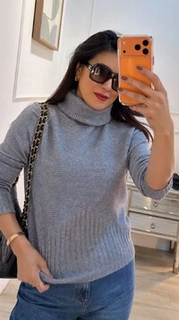 Blusa Tricot Gola Rolê Sandra Nervuras Caneladas Na Horizontal