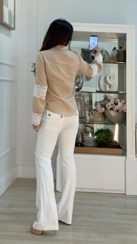 Calça Reta Nervura Frontal Jessica Bolsos Posteriores Com Botões Prata