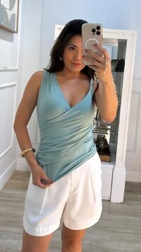 Blusa Regata Malha Decote V Transpassado Kaylla Alça Torcida