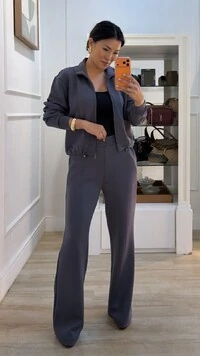 Conjunto Moletom Lais Blusa Gola Alta Com Puxadores No Barrado E Calça Pantalona