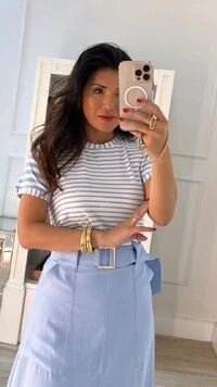 Blusa Listrada Leticia Mangas Curtas Detalhe De Botão Nos Punhos