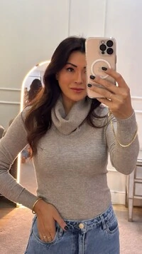 Blusa Tricot Gola Rolê Mia Nervuras Onduladas Frontais