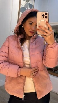 Jaqueta Nylon Capuz Removível Hellen Gola E Barrado Teddy