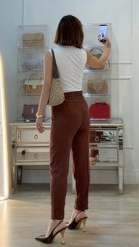 Calça Pala Larga Desire Bolsos Com Recorte Assimétrico