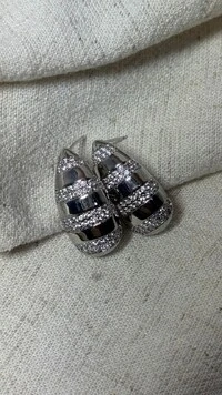 Brinco Gota Médio Com Texturas Cravejadas