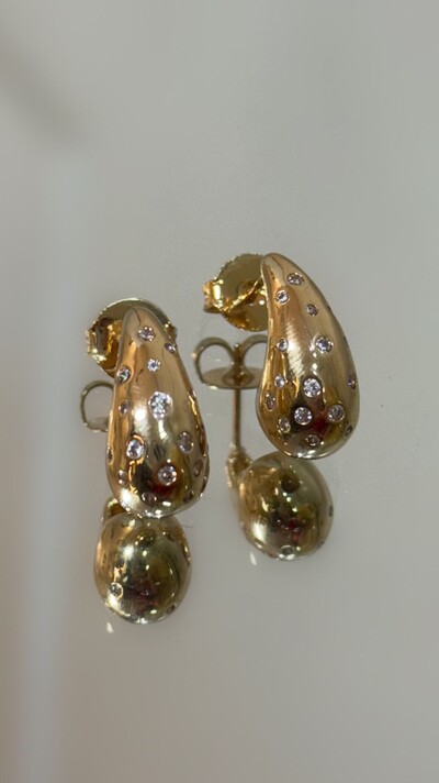 Foto Gota Pequena Achatada Com Detalhes Cravejados Em Strass