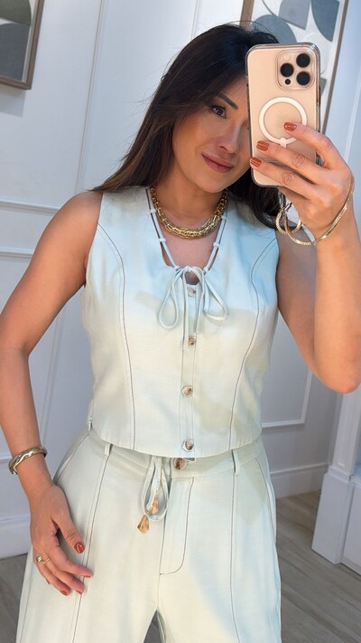 FotoCropped Twill Decote V Com Strappy Jessica Detalhe Pespontado