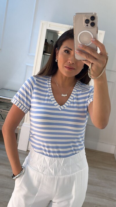 FotoBlusa Malha Listrada Bianca Decote V