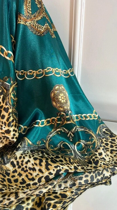 FotoLenço Acetinado Estampado Detalhe Em Animal Print