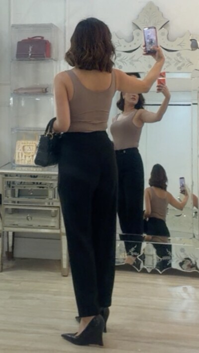 Foto Calça Cenoura Fernanda Detalhe Martingalê No Cós