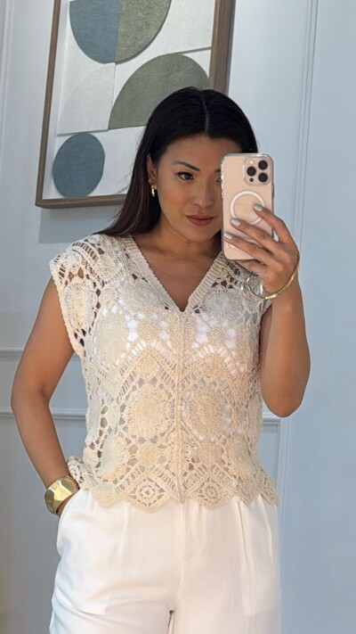 FotoBlusa Tricot Vazado Com Bordados De Flores Cristina Decote V