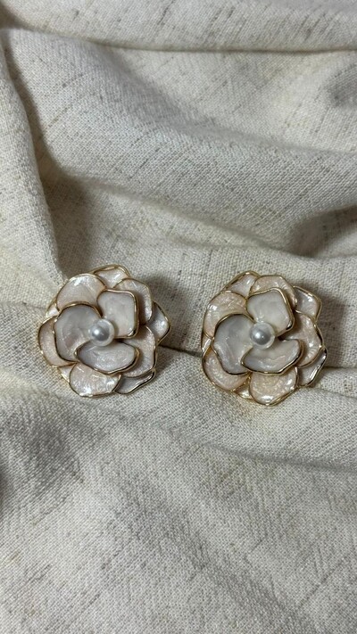 Foto Brinco Médio Flor Resinada Com Miolo Pérola