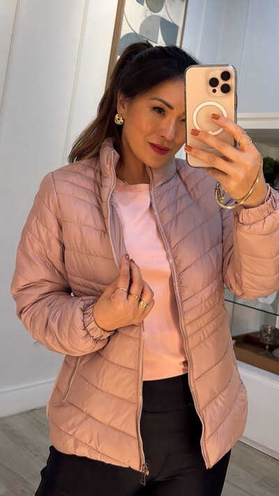 FotoJaqueta Nylon Pesponto Diagonais Debora Detalhe Lateral Largo Canelado