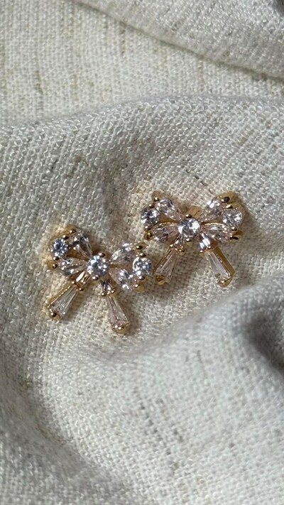 FotoBrinco Pequeno Laço Cravejado