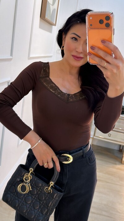 FotoBlusa Malha Aurora Decote V Com Detalhe De Renda