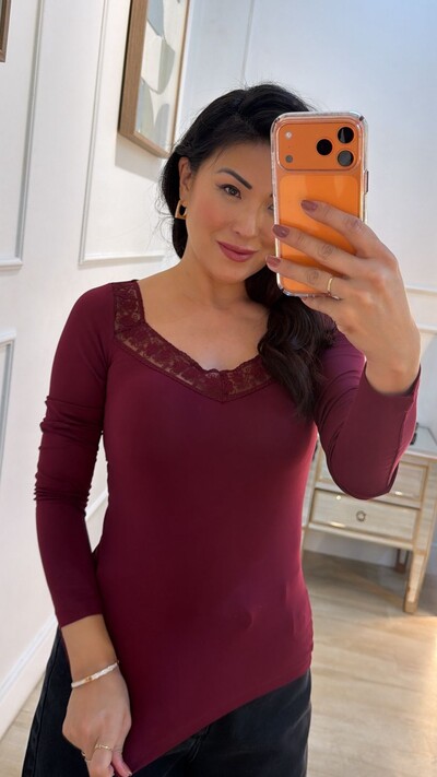 FotoBlusa Malha Aurora Decote V Com Detalhe De Renda
