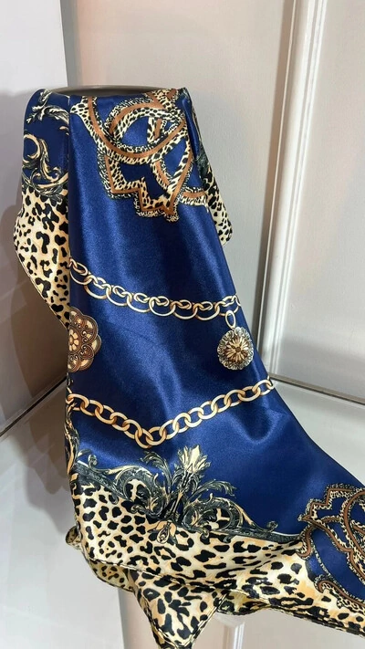 FotoLenço Acetinado Estampado Detalhe Em Animal Print