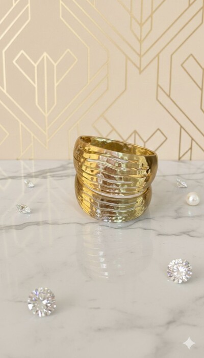 FotoBracelete Largo Com Detalhes Vazados Ondulados