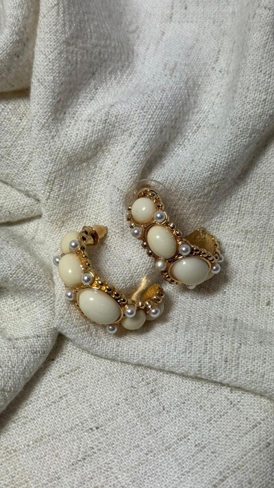 FotoBrinco Argola Média Com Bolotas Resinadas E Mini Pérolas