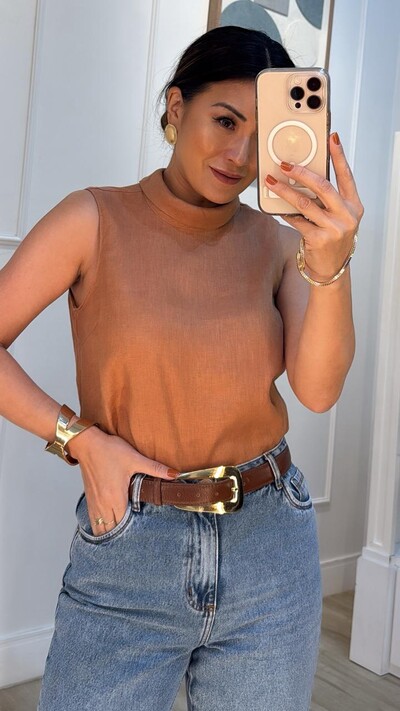 FotoBlusa Regata Gola Alta Tati Posterior Com Botões Forrados