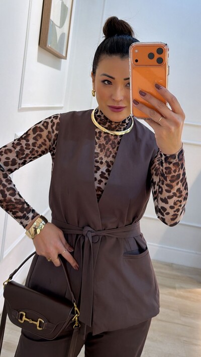 FotoColete Decote V Botão Forrado Isabella Cinto Faixa