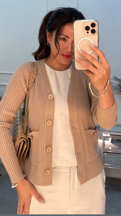 FotoCardigan Curto Canelado Rayane Bolsos Quadrados Frontais