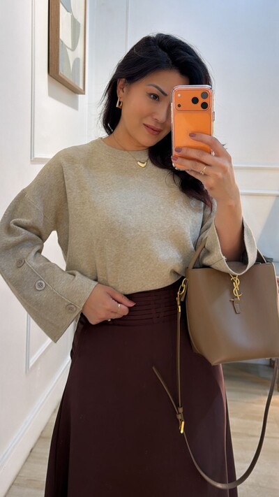 FotoBlusa Tricot Amplo Raissa Nervura E Botões Resinados Nos Punhos