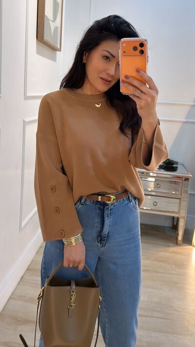 FotoBlusa Tricot Amplo Raissa Nervura E Botões Resinados Nos Punhos