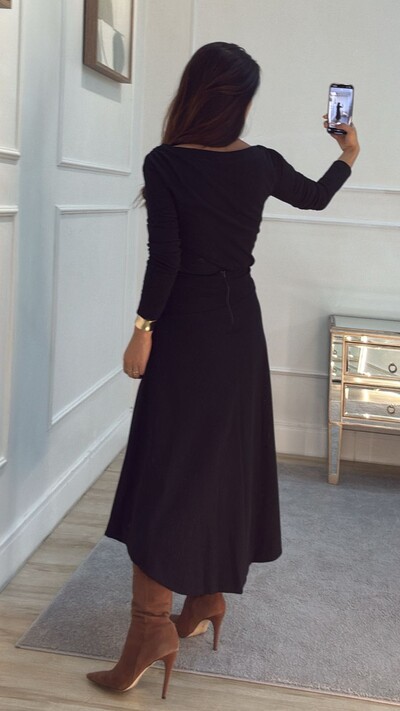Blusa Gola Vazada Ariella + Saia Midi Evasê Ariella Preto