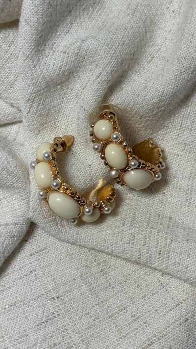 Foto Brinco Argola Média Com Bolotas Resinadas E Mini Pérolas