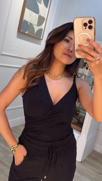 FotoBlusa Regata Malha Decote V Transpassado Kaylla Alça Torcida