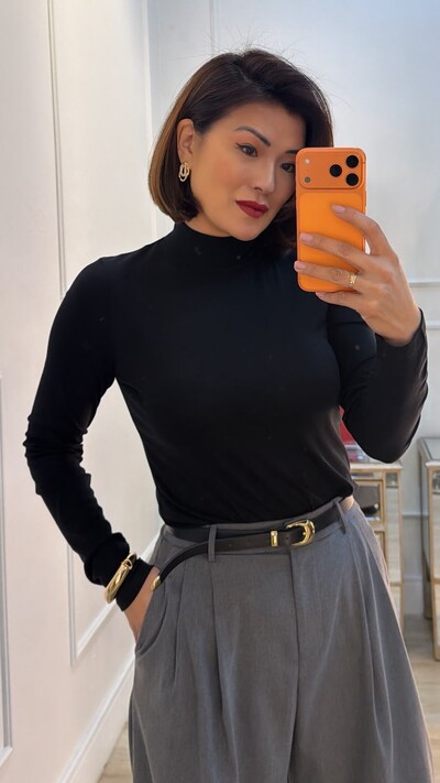 Foto Blusa De Malha Gola Alta Monique Mangas Longas