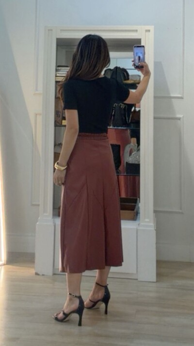 FotoSaia Midi Evasê Couro Eco Giulia Pala Larga Com Elástico